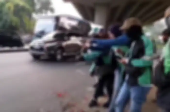 Keluarga korban kecelakaan truk Pertamina di Cibubur menggelar aksi tabur bunga bersama warga sekitar.
