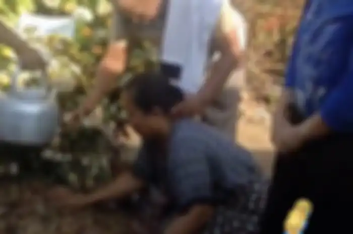 Kondisi makam Brigadir Yosua tampak janggal usai keluarga ajudan Irjen Ferdy Sambo menolak hasil autopsi pertama. Foto terkininya diungkap.