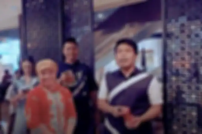 Thariq Halilintar berikan Fuji perhiasan mahal.
