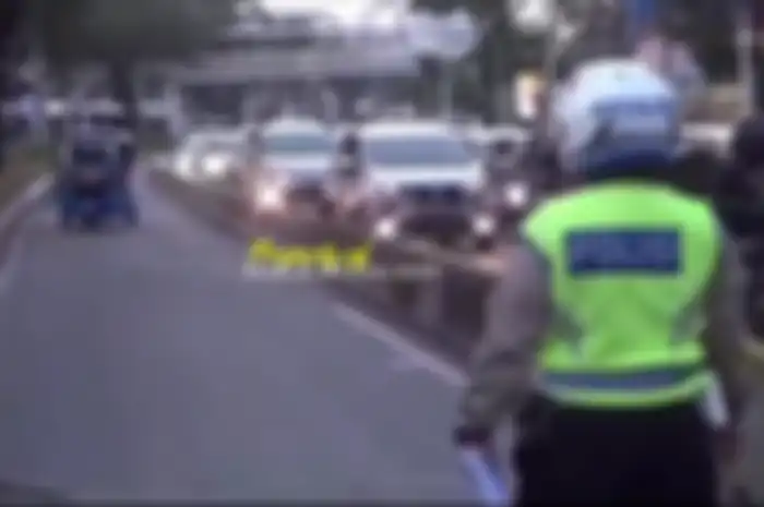 Bajaj mendadak jalan mundur kepergok polisi karena nekat terobos jalur TransJakarta di Salemba, Jakarta.