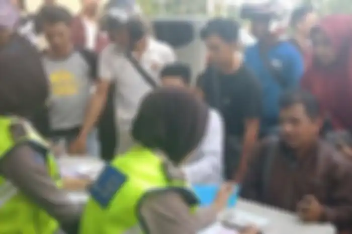 Polisi memberhentikan pejalan kaki untuk ditilang, harus punya SIM (foto ilustrasi).