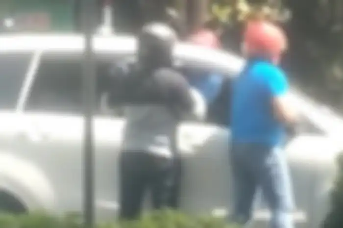 Debt Collector bikin jalan macet saat menarik kendaraan di tengah jalan