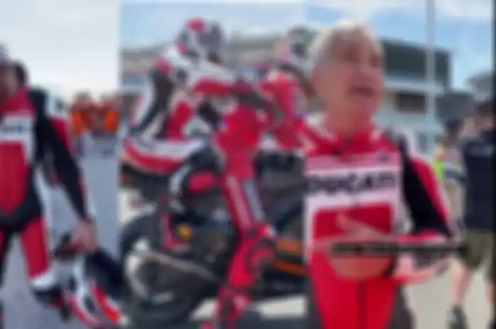 2 bos Ducati MotoGP Luigi Dall'Igna (kiri) dan Davide Tardozzi (kanan) lengkap pakai baju balap, jadi boncenger motor MotoGP Ducati MotoX2 dibonceng Francesco Bagnaia di World Ducati Week 2022 sirkuit Misano, Sabtu (23/7/2022)