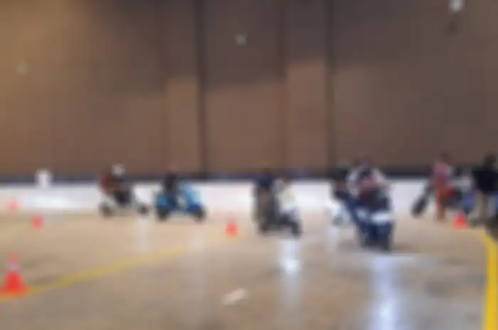 Test ride motor listrik di event PEVS 2022 (Periklindo Electric Vehicle Show 2022), Minggu (24/7/2022)