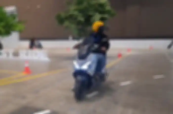 Test ride motor listrik mirip Yamaha NMAX, Rakata NX3 di PEVS 2022 (24/7/2022).