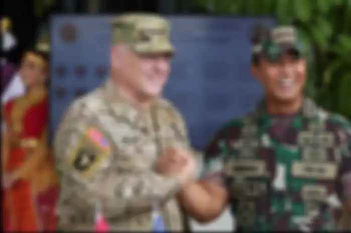 Jenderal Tertinggi AS, Mark Milley berjabat tangan dengan Panglima TNI Andika Perkasa di Mabes TNI, Jakarta, Minggu (24/7)
