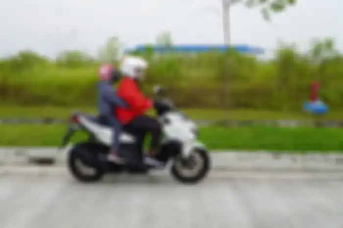 Tujuh cara aman membonceng anak saat naik motor dari pakar safety riding.