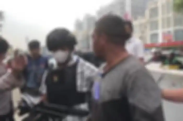 Seorang debt collector diamankan polisi dalam razia mata elang di Cengkareng, Jakarta Barat, Senin (25/7/2022)