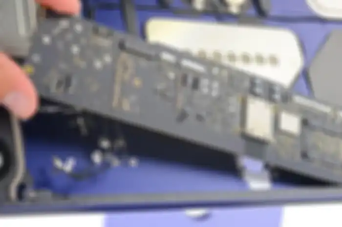 Ilustrasi penggunaan chipset ilegal untuk komponen perangkat Apple, Microsoft, Google, dan Amazon