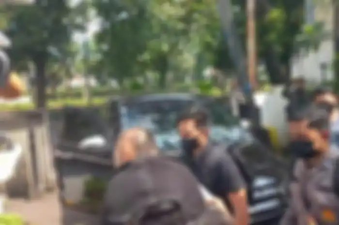 Bharada E mengenakan pakaian serba hitam saat tiba di kantor Komnas HAM terkait kasus penembakan Brigadir J, Selasa (26/7/2022) 