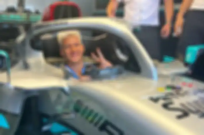 Fabio Quartararo main ke paddock skuat AMG Mercedes F1 dan menjajal kokpit mobil Mercedes-AMG F1 W13 E di F1 Grand Prix Prancis 2022, Minggu (24/7/2022)