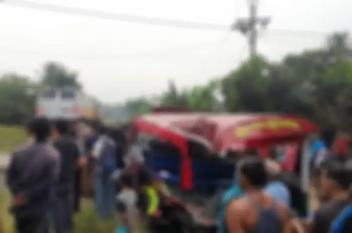 Odong-odong ditabrak kereta api di Banten, suara musik bikin sopir tak dengar peringatan.
