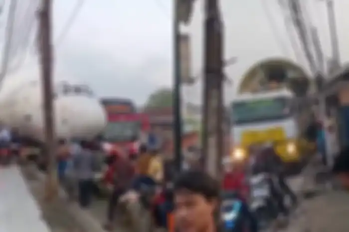 Pesawat diangkut truk melintasi Jalan Raya Parung Bogor bikin macet jalanan dan kesal pemotor, Selasa (26/7/2022).