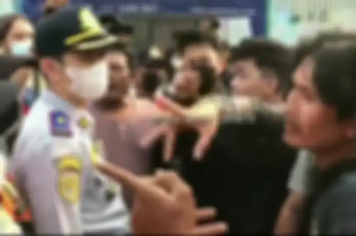 Petugas Dishub adu mulut dengan para tukang parkir liar di sekitaran Dukuh Atas lokasi Citayam Fashion Week, Selasa (26/7/2022).