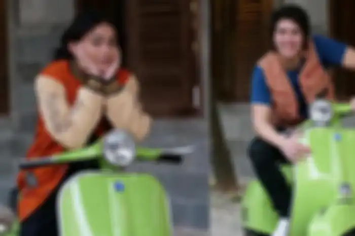 El Rumi dan Sintya Marisca saling posting naik Vespa klasik