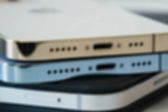 Ilustrasi penggunaan port USB Type-C di perangkat iPhone 15 dan iPad
