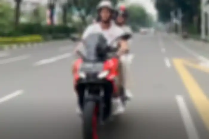 Paras Cantik Wulan Guritno dibonceng pacarnya jalan-jalan naik Aprilia SR GT 200, segini harganya