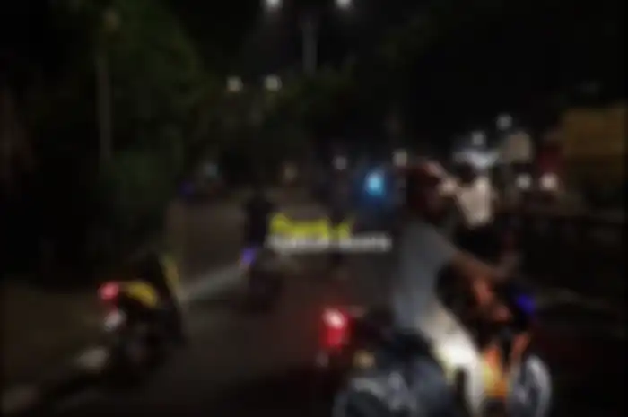 Aksi balap liar tutup jalan di Permata Hijau bikin pengguna jalan terganggu, netizen bilang begini.