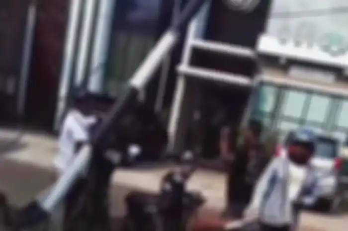 Pemotor berinisial BRP (29) dianiaya sejumlah orang yang mengaku sebagai debt collector di Jalan Raya Kelapa Nias, Kelapa Gading, Jakarta Utara pada Rabu (27/7/2022) sekitar pukul 15.00 WIB.