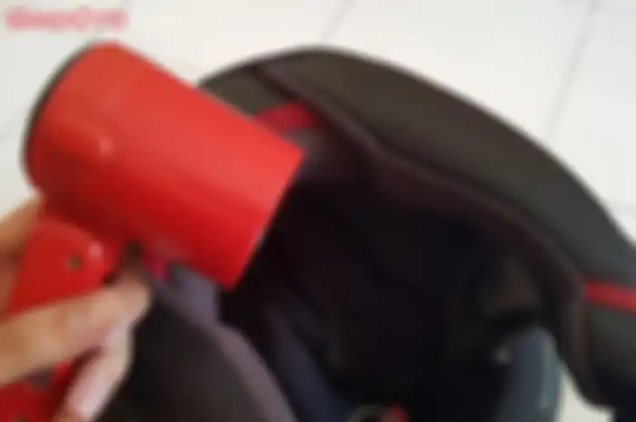 Hindari mengeringkan busa helm dengan hair dryer