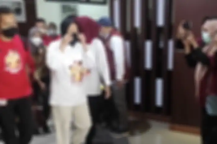 Mensos Risma malah bawa-bawa Presiden Jokowi saat menanggapi beras bansos ketahuan dikubur di Depok. Foto sang menteri disorot.