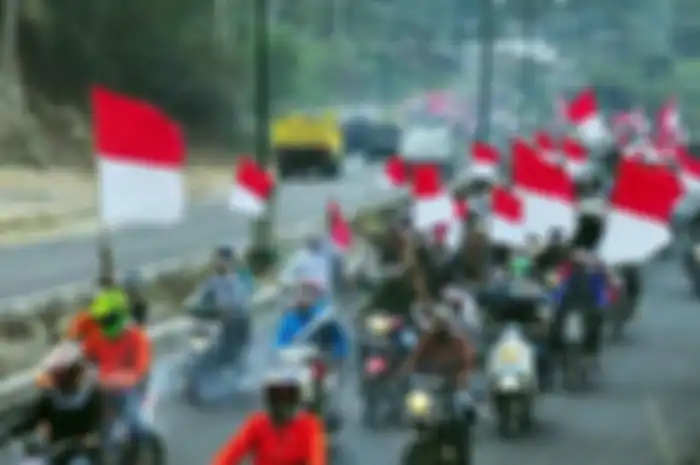 Ilustrasi bikers bawa bendera merah putih di jalan.