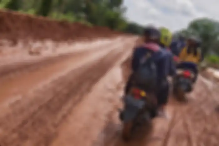 Tips naik motor ketika melintasi jalan berlubang dan rusak