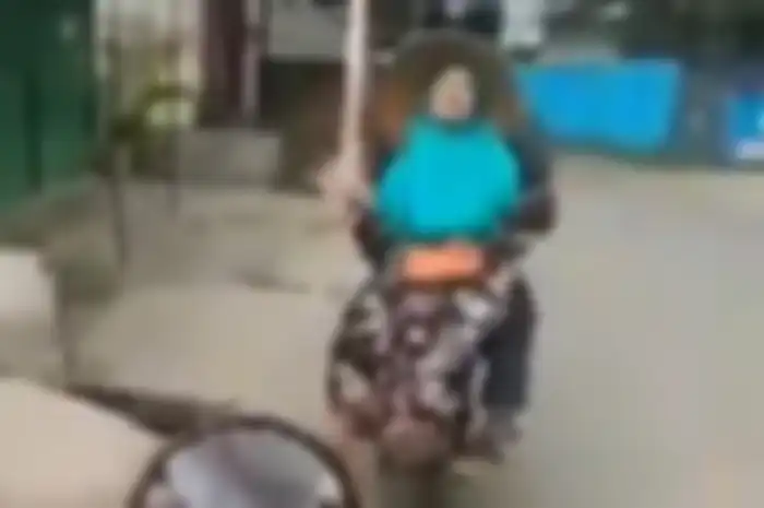 Emak-emak dibonceng duduk belakang