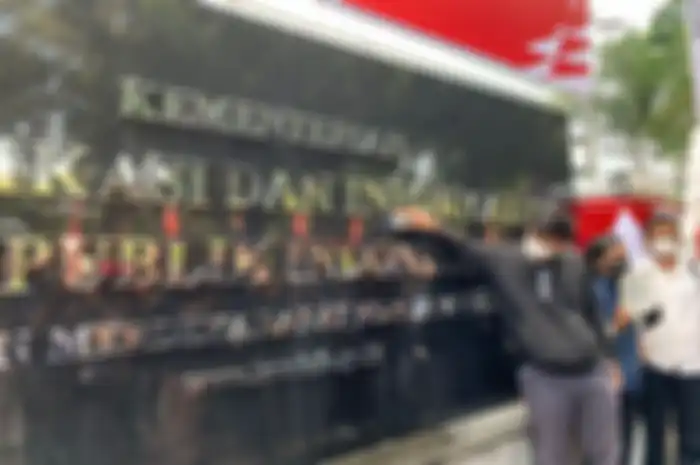 Kecewa Pemblokiran Situs Game, Sekumpulan Pemuda Buang Air Kencing di Gedung Kemkominfo