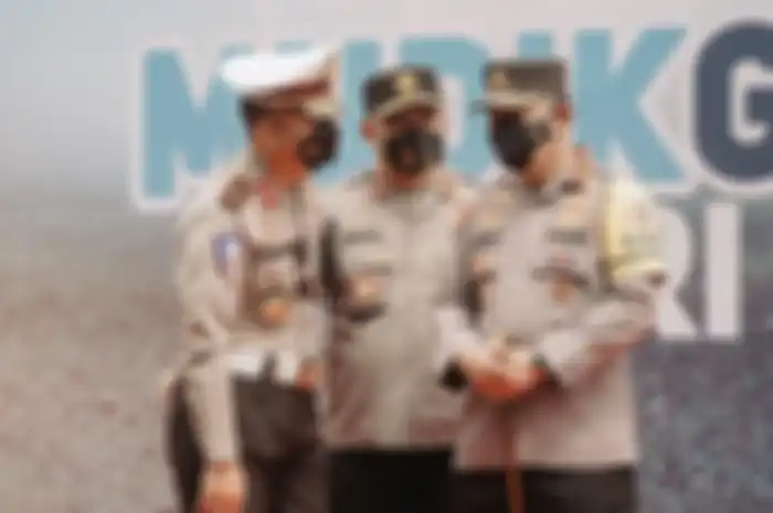 Irjen Fadil Imran terus diusik dari jabatannya. Terlebih lagi, sahabatnya sudah dicopot dari komandan tim elite Polri. Foto Kapolda Metro dikomentari.