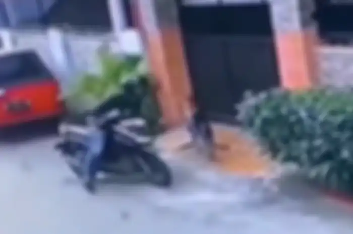Tangkapan Layar Video Jambret Naik Honda BeAT yang Merampas HP Dari Seorang Tangan Balita