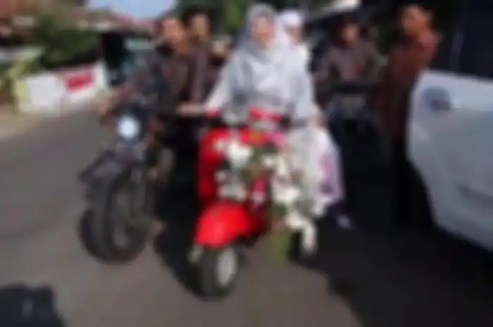 Seorang ibu di Majalengka antar anak menikah naik Vespa Super.
