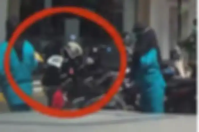 Keren, mbak-mbak jadi penyelamat kunci motor yang masih terpasang. Netizen kira berbuat buruk.