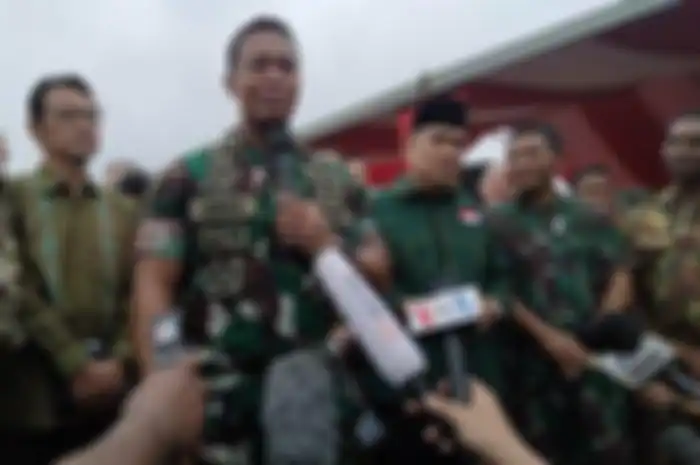 Panglima TNI Jenderal TNI Andika Perkasa saat tanya jawab dengan wartawan di Puslatpur Kodiklatad Martapura Sumatera Selatan pada Rabu (3/8/2022).