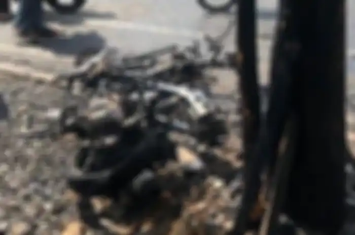 Tabrak kios bensin, sebuah motor hangus terbakar di Banjarmasin. Dua orang terluka.