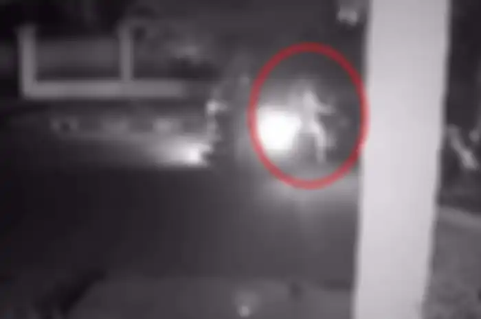 Momen saat korban begal motor di Tanjung Duren berusaha kabur, pelaku bawa senjata tajam.
