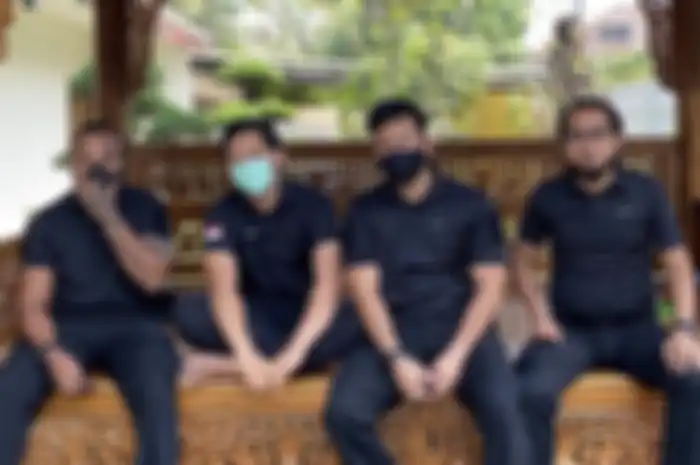Sosok ajudan Irjen Ferdy Sambo yang duduk di sebelah Brigadir J dipertanyakan saat mereka liburan bareng. Foto pengawal Sambo bikin heboh.