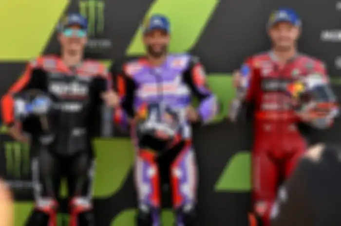 Pembalap Prima Pramac Racing Johann Zarco (tengah) gasak pole position MotoGP Inggris 2022 di sirkuit MotoGP Silverstone
