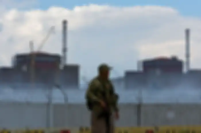 Pasukan Rusia berjaga di pembangkit nuklir di kota Zaporizhzhia, Ukraina Timur