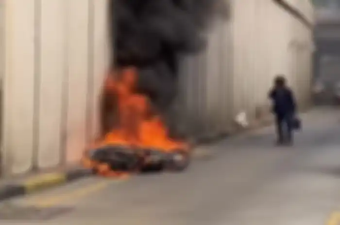 Mencekam, video motor tiba-tiba terbakar di underpass Pondok Indah.