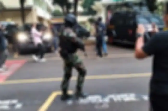 Anggota Brimbob bersenjata lengkap berada di Bareskrim Polri, Jakarta Selatan, Sabtu (6/8/2022).