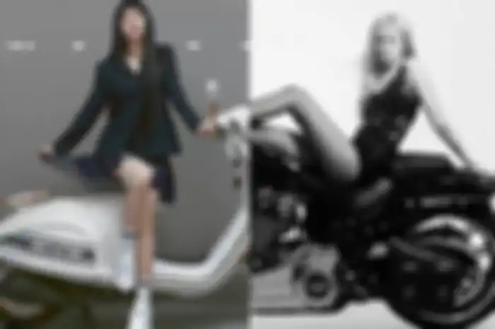 Personel BLACKPINK yakni Jisoo (kiri) dan Rose (kanan) berpose bareng motor mewah.