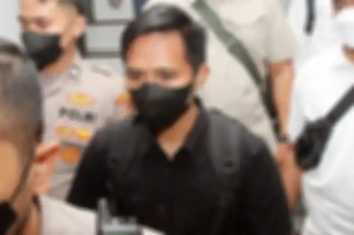 Sosok inilah yang bikin hati Bharada E meleleh. Ternyata bukan pengacara Deolipa Yumara. Foto Irjen Ferdy Sambo sampai digeruduk. 
