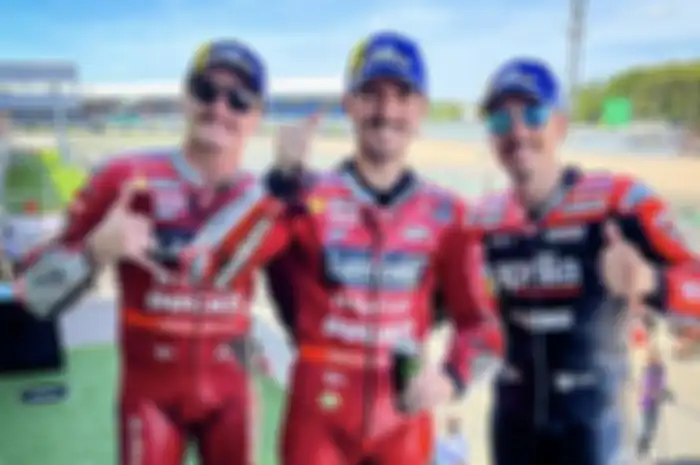 Pembalap Ducati Lenovo Team Francesco Bagnaia (tengah) juara MotoGP Inggris sabet sekaligus 4 hal penting yang tak banyak orang ngeh diikuti Maverick Vinales (kanan) dan Jack Miller (kiri) lengkapi podium
