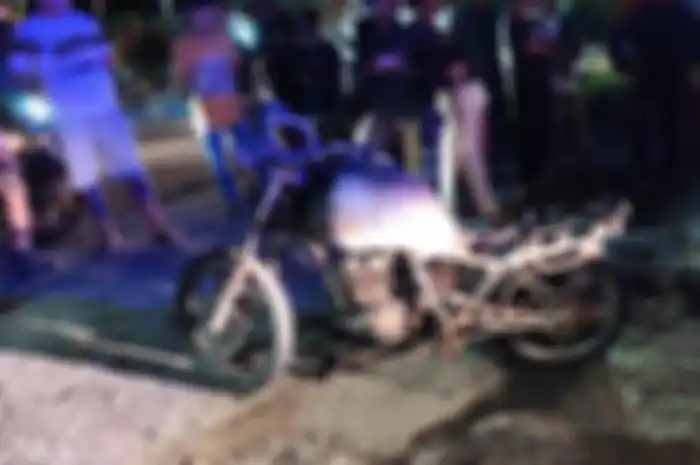Motor Suzuki Thunder pakai tangki modifikasi terbakar di sebuah SPBU Salbululo, Kota Palopo, Sulawesi Selatan, Kamis (4/8/2022) malam