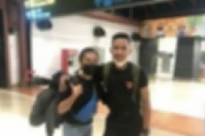 Rencana besar Bharada E tampaknya berantakan, sama seperti yang dialami Brigadir J. Foto surat terbuka orangtuanya viral. 