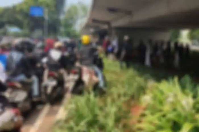 Sejumlah pemotor menerobos tanaman di bawah Flyover Ladokgi karena Demo Buruh.