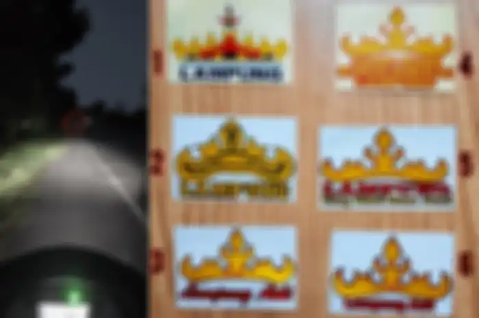 Kisah pemotor selamat dari begal di Lampung berkat bahasa daerah (kiri), stiker Siger Lampung (kanan).