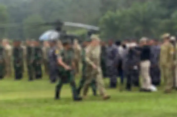 Panglima TNI Jenderal Andika Perkasa dan Komandan United States Army Pacific Jenderal Charles Flynn mengecek kesiapan prajurit dalam upacara pembukaan latihan bersama Super Garuda Shield 2022 di Pusat Latihan Tempur (Puslatpur) TNI Angkatan Darat di Baturaja, Kabupaten OKU, Sumatera Selatan, Rabu (3/8/2022).