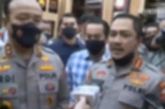 Pengacara Deolipa Yumara yang dipecat Bharada E curiga pada isi surat cabut kuasa kliennya. Foto Kabareskrim sampai ikut disentil. 